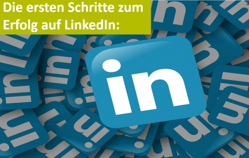 Spirale von Teilen des Logos von LinkedIn (In) in blau mit weißem Text und dem Schriftzug "Die ersten Schritte zum Erfolg auf linkedIn".