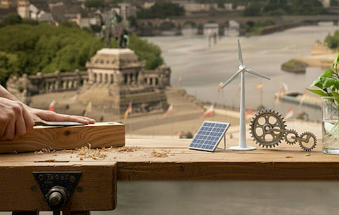 Hände und Symbole für Handwerk, Wissenschaft, Forschung und Technik vor dem Deutschenm Eck in Koblenz